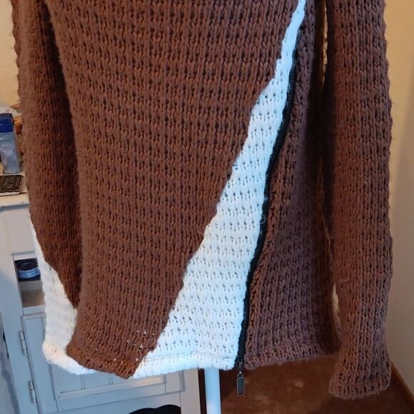 NWT Alessa Crochet Oversized Convertibles Sweater. - Picture 2 of 12